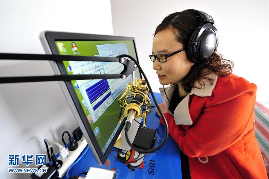 张娜在家中录制有声读物（11月5日摄）。新华社记者 牟宇 摄