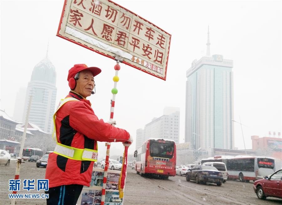 11月24日，马金明在路旁进行交通疏导。