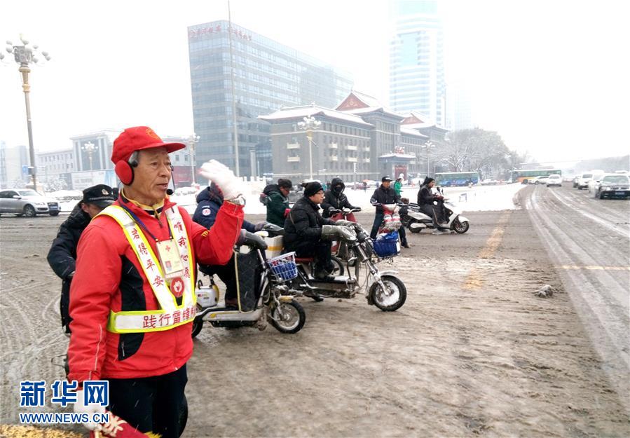 11月24日，马金明在路旁进行交通疏导。