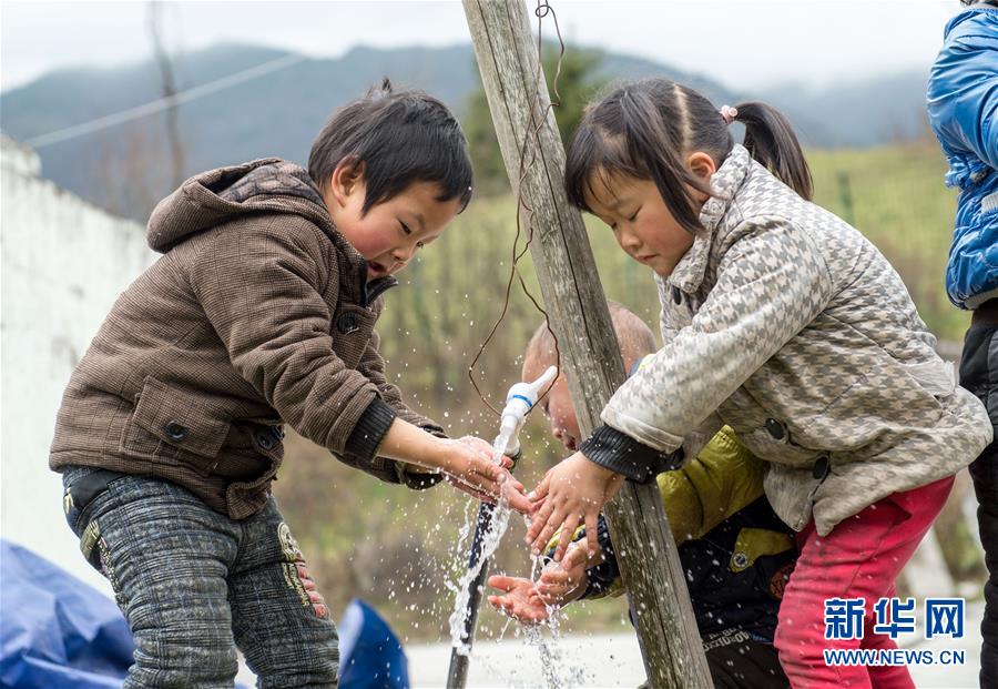 午餐开始前，孩子们在排队洗手（11月20日摄）。新华社记者刘潺摄