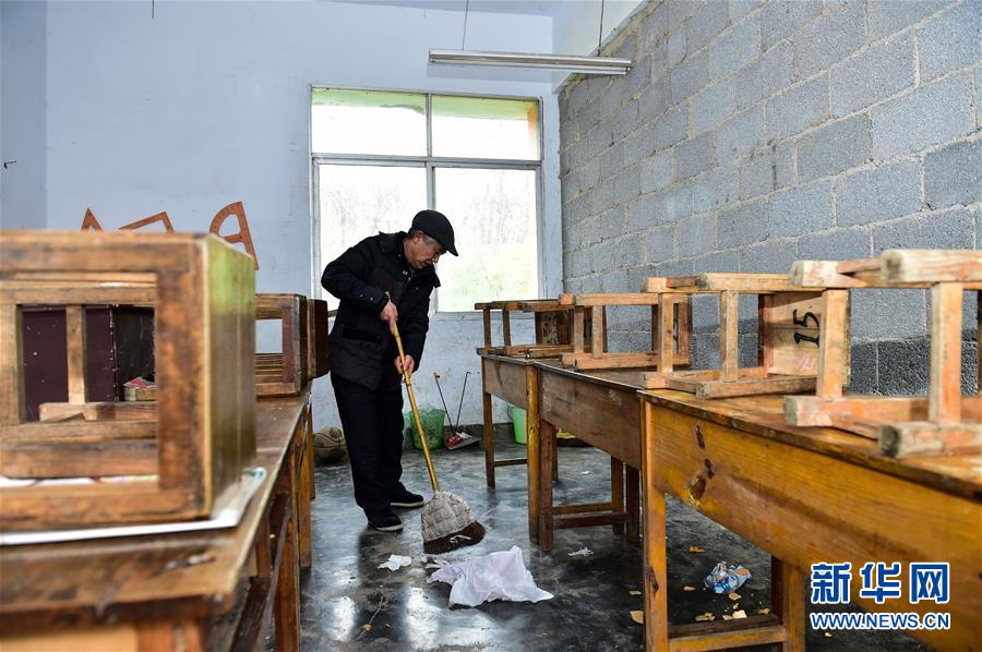 下午放学后，姚禺礽老师在教室里打扫（11月20日摄）。 新华社记者刘潺摄