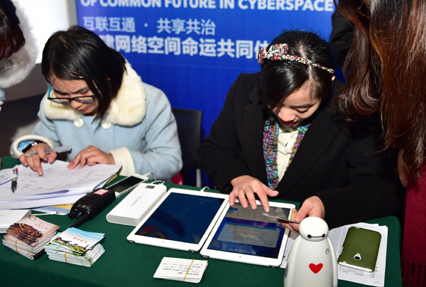 工作人员利用ipad登记记者信息。中国网信网记者 郭研 摄
