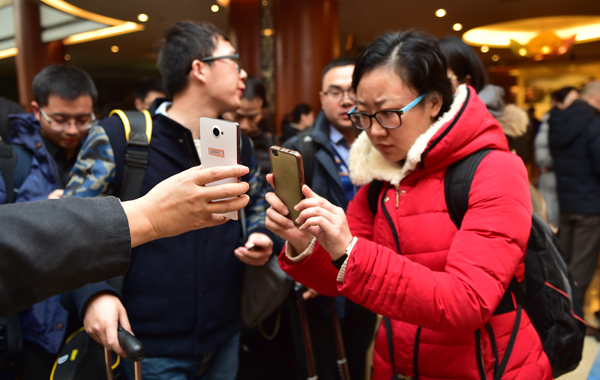 记者通过手机拍照了解进行的发布会信息。中国网信网记者 郭研 摄