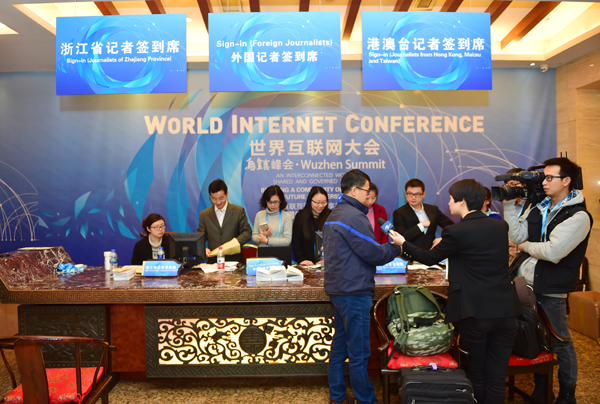 新闻中心外国记者，港澳台记者签到席。中国网信网记者 郭研摄 。