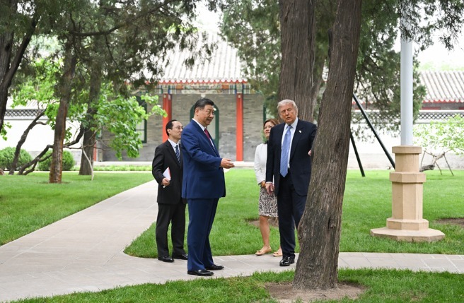 习近平同美国总统特朗普在中南海小范围会晤